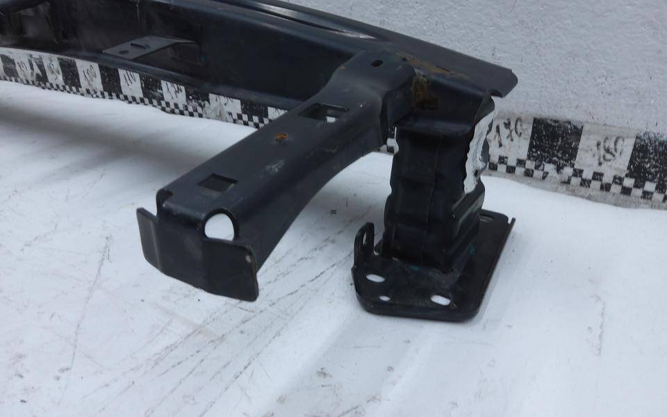 Усилитель переднего бампера