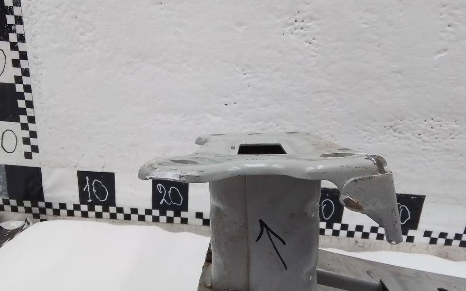 Усилитель переднего бампера