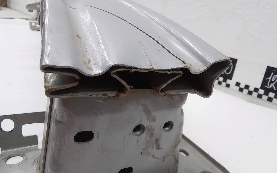 Усилитель переднего бампера