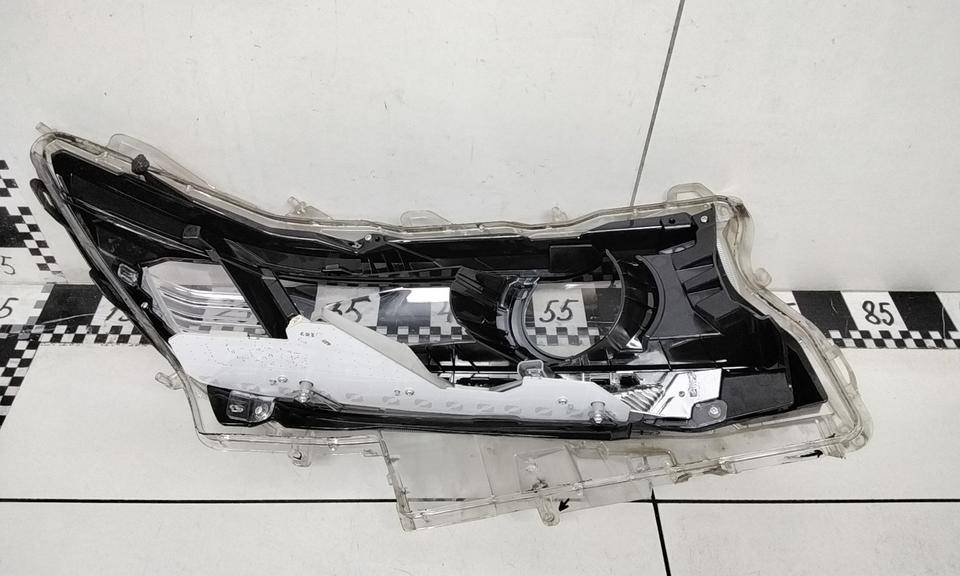 Стекло фары левой