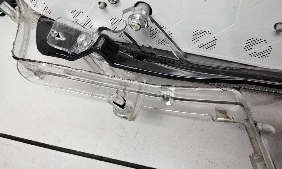 Стекло фары левой