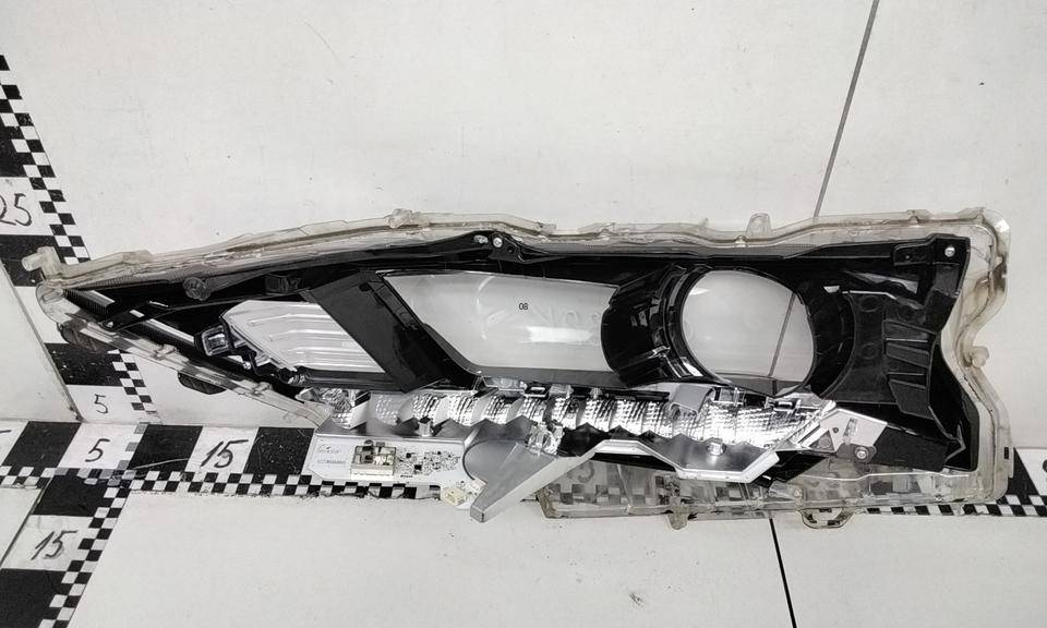 Стекло фары левой