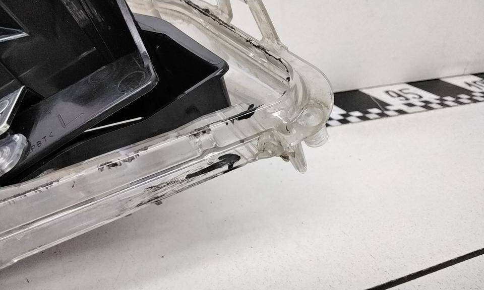 Стекло фары левой