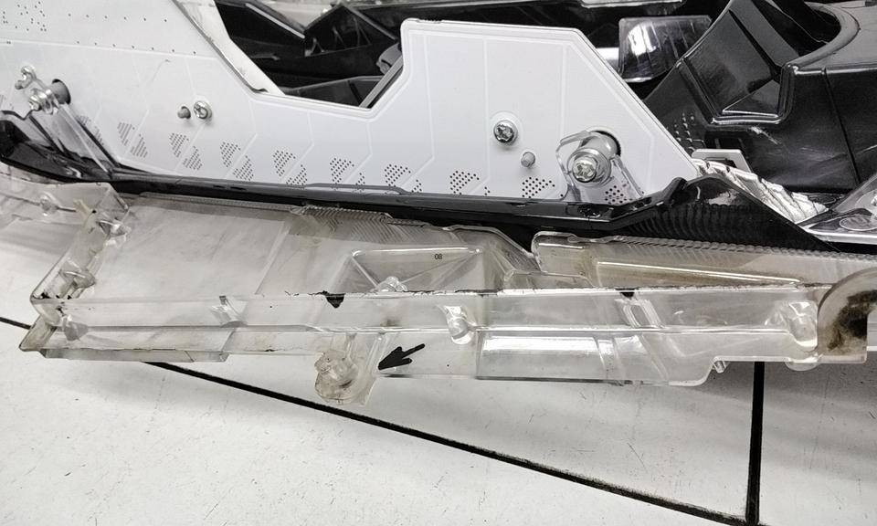 Стекло фары левой