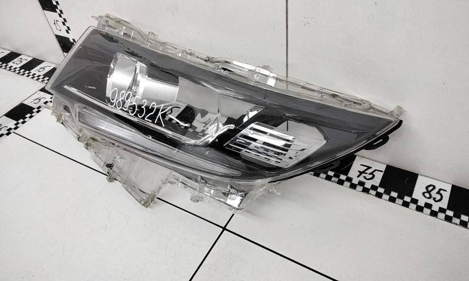 Стекло фары левой