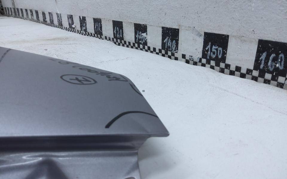 Крыло переднее правое