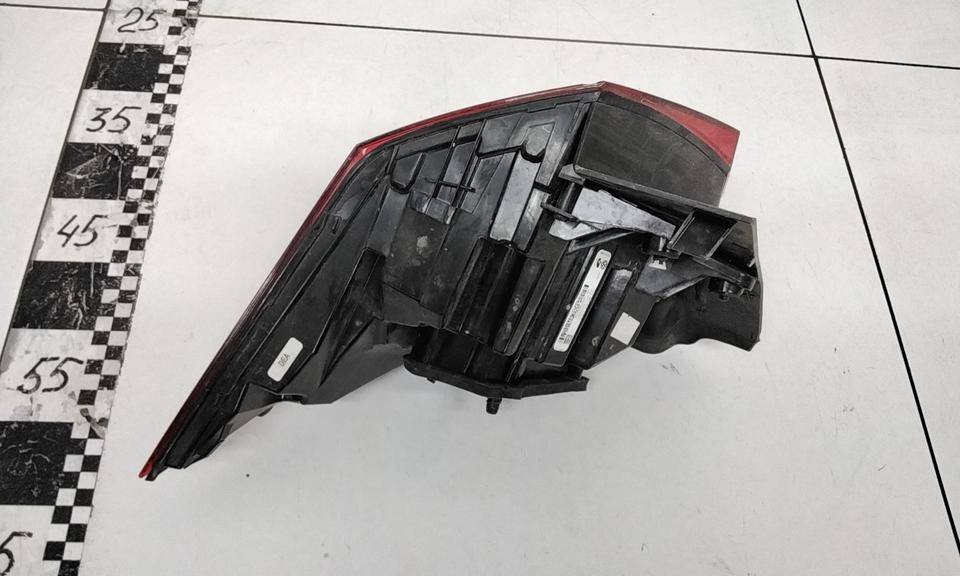 Фонарь задний наружный левый