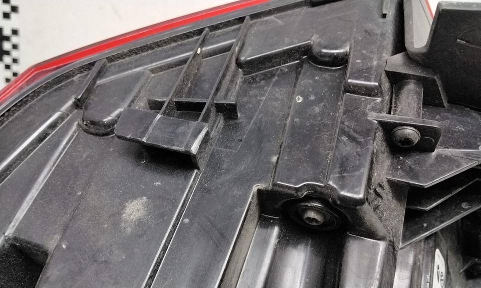 Фонарь задний наружный левый