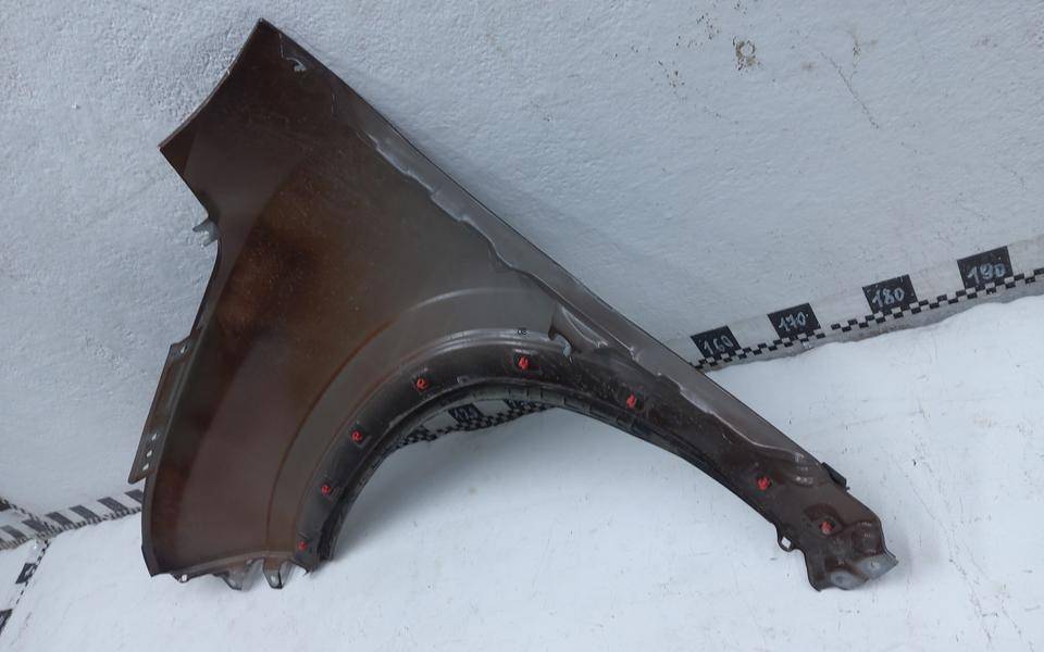 Крыло переднее правое