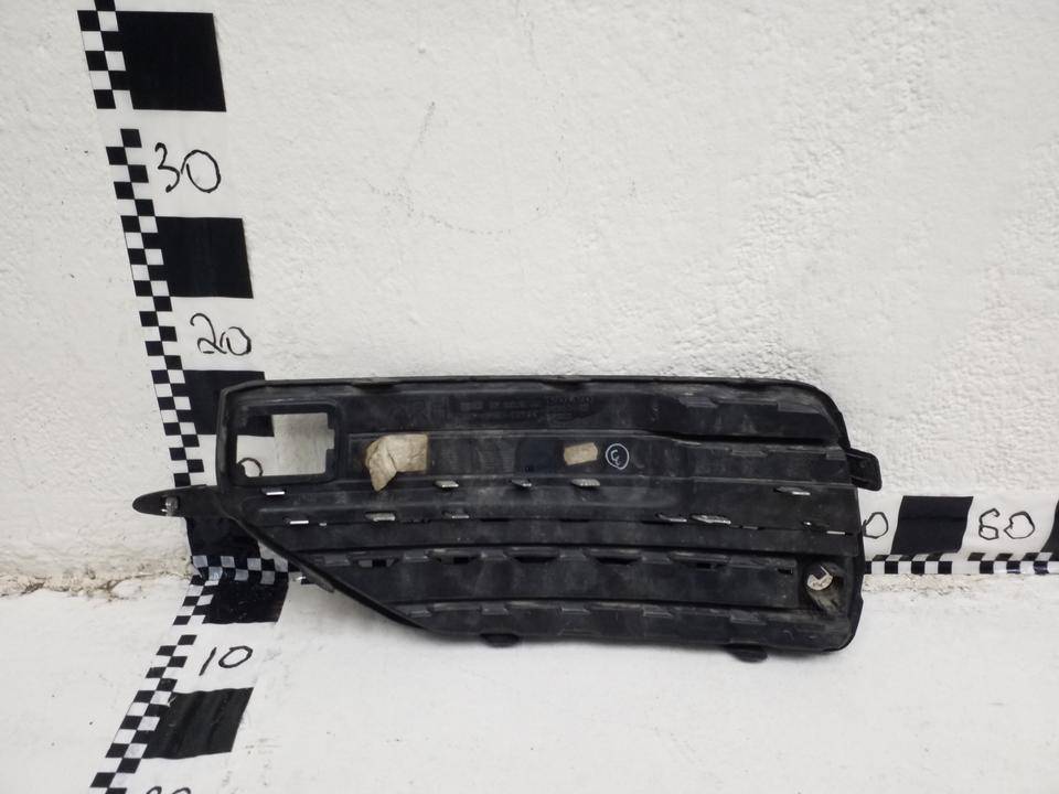 Заглушка бампера правая