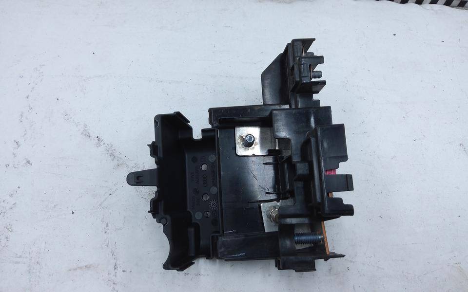 Клемма аккумулятора +