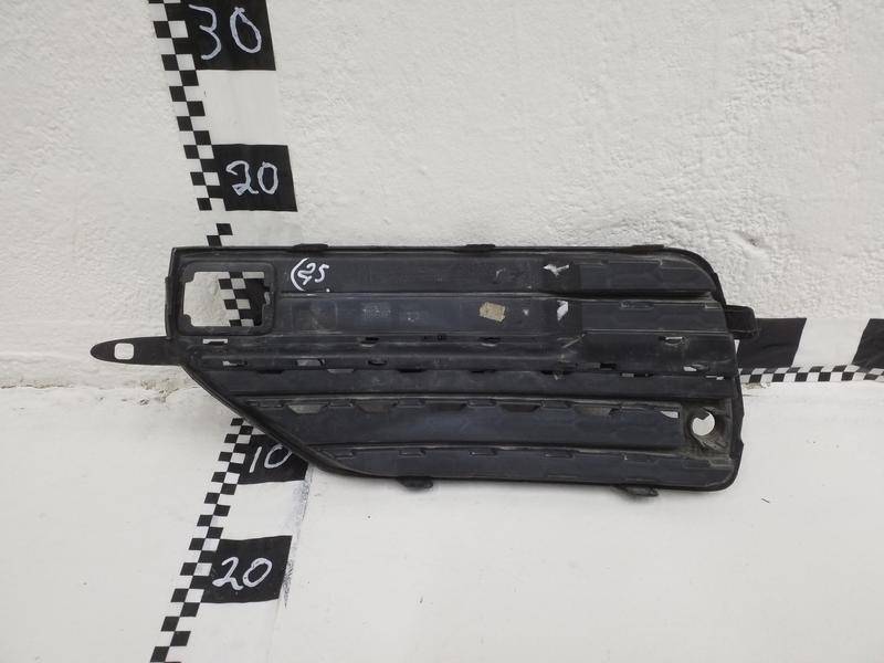 Заглушка бампера правая