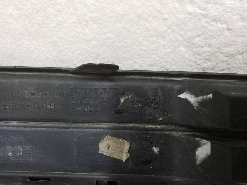 Заглушка бампера правая