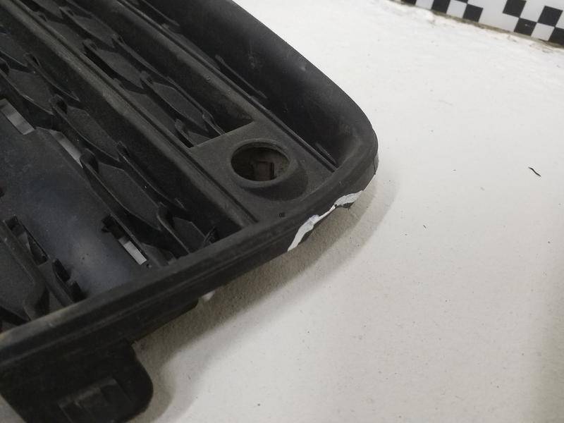 Заглушка бампера правая