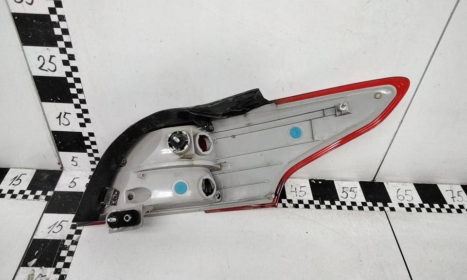 Фонарь задний наружный левый