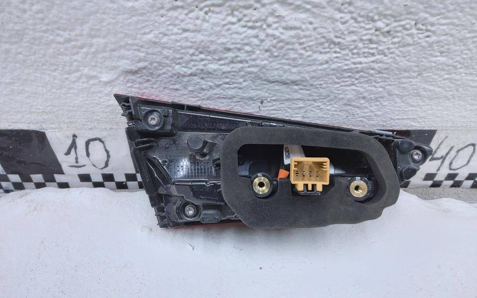 Фонарь задний внутренний правый