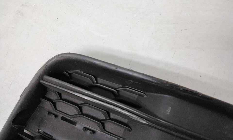 Заглушка бампера правая