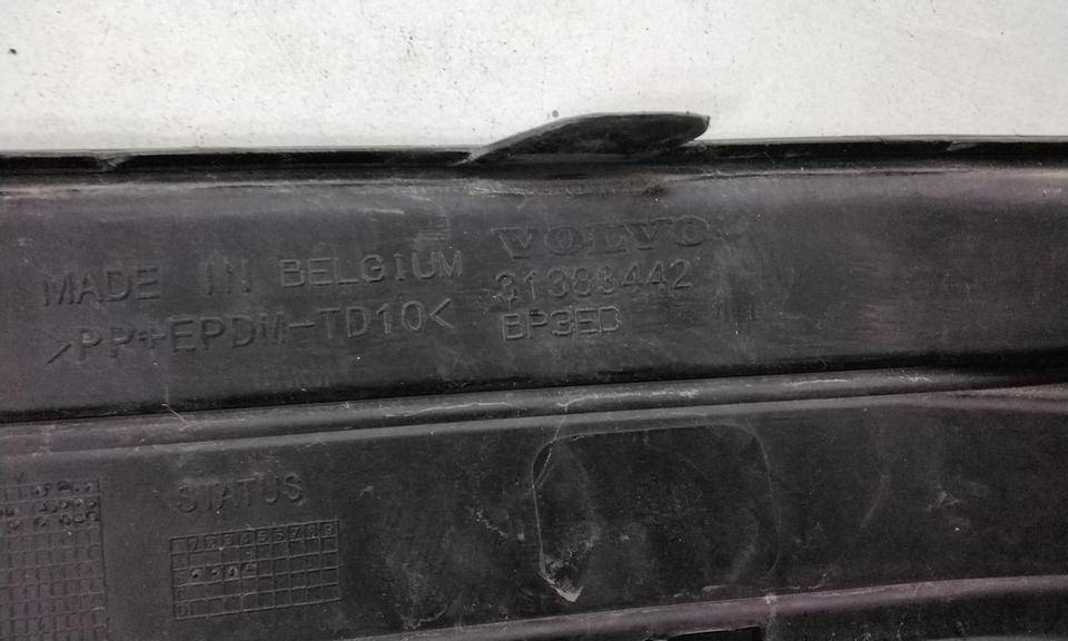 Заглушка бампера правая