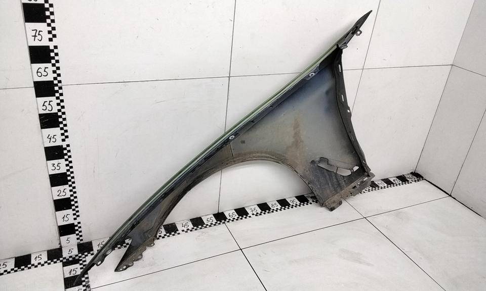 Крыло переднее правое