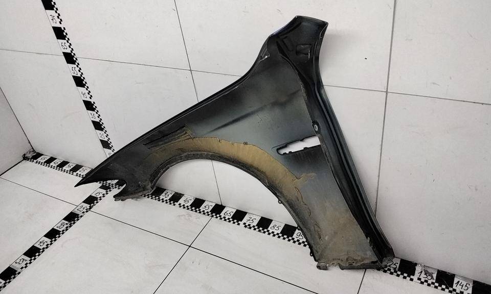 Крыло переднее правое