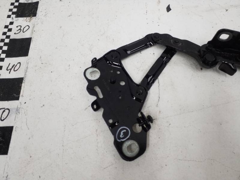 Петля капота левая