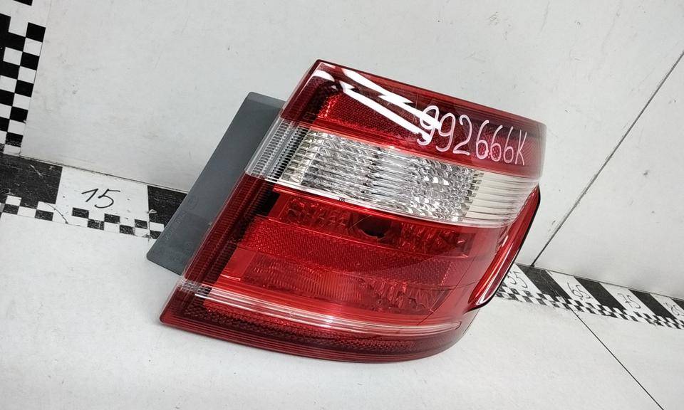 Фонарь задний наружный правый