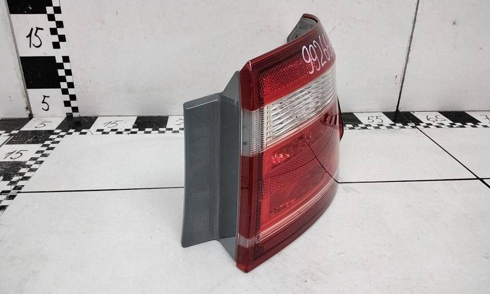 Фонарь задний наружный правый