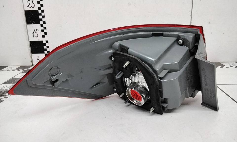 Фонарь задний наружный правый