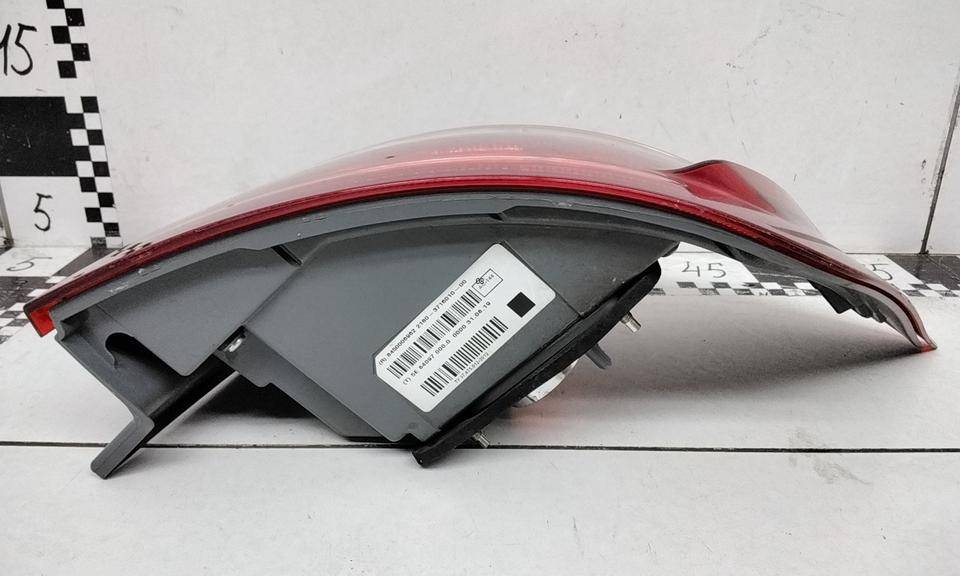 Фонарь задний наружный правый