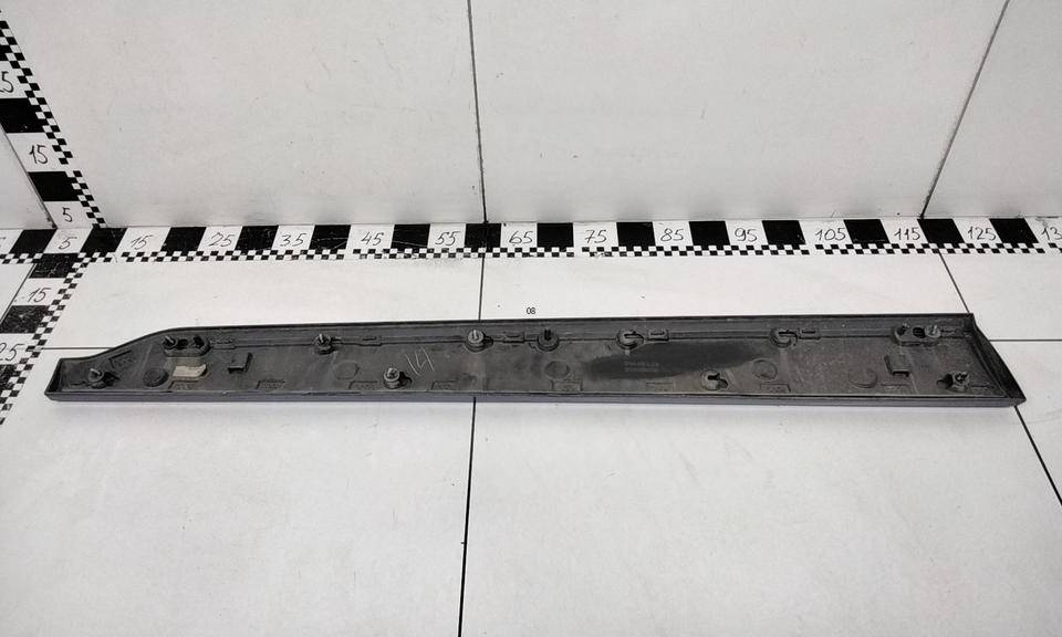 Накладка двери передней правой