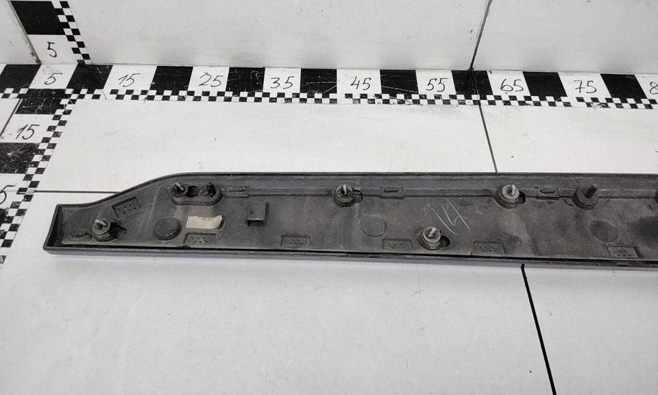 Накладка двери передней правой