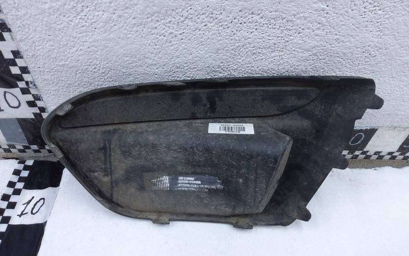 Заглушка бампера правая