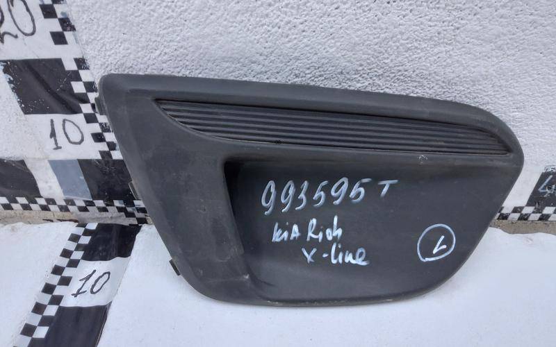 Заглушка бампера правая