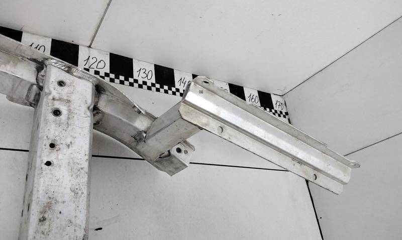 Усилитель переднего бампера