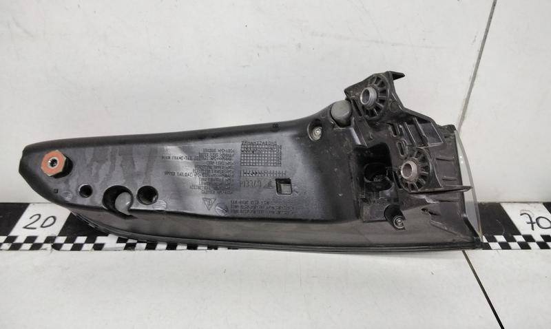 Фонарь задний наружный правый