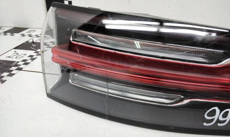 Фонарь задний наружный правый