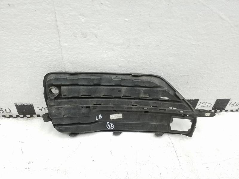 Заглушка бампера правая