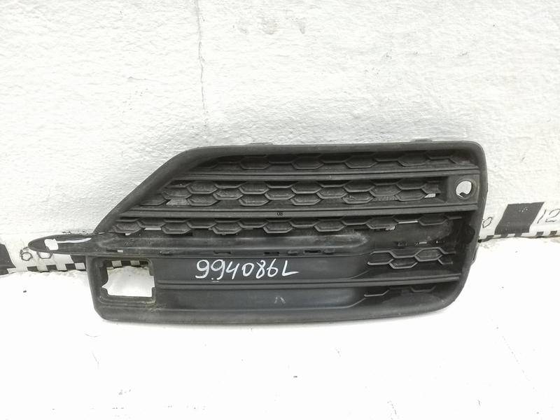 Заглушка бампера правая