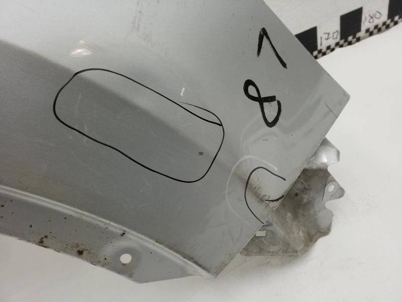 Крыло переднее правое