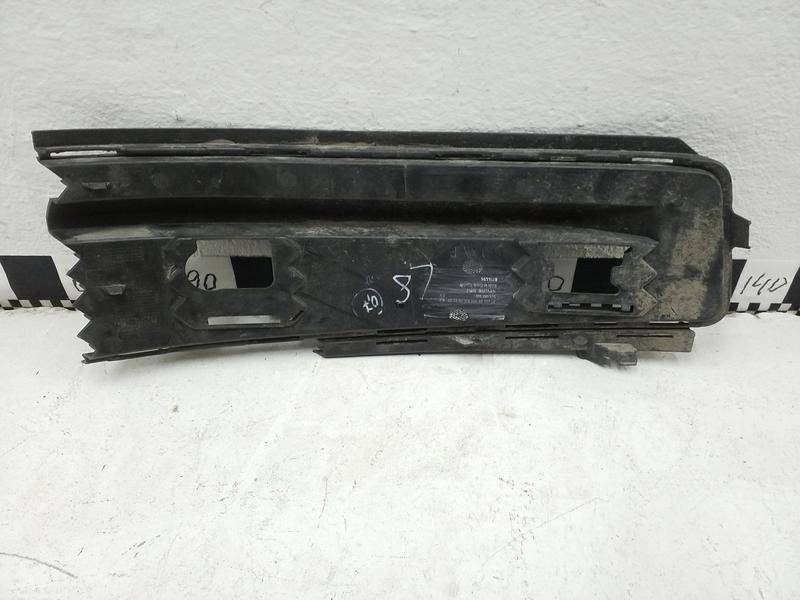 Заглушка бампера правая