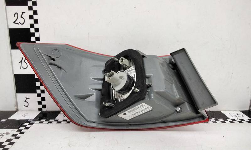 Фонарь задний наружный правый