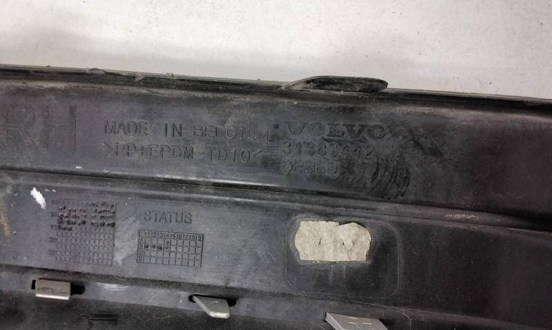 Заглушка бампера правая