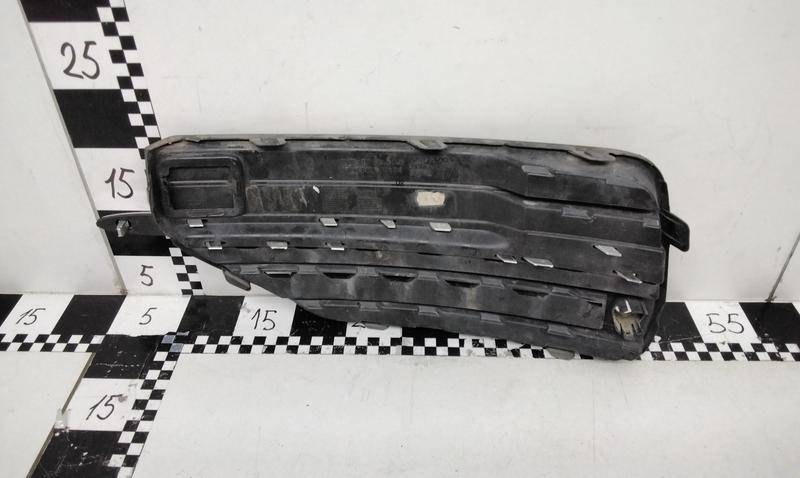 Заглушка бампера правая