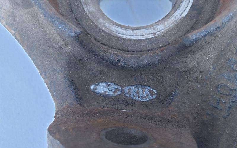 Кулак поворотный передний левый