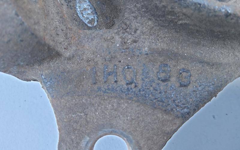 Кулак поворотный передний левый