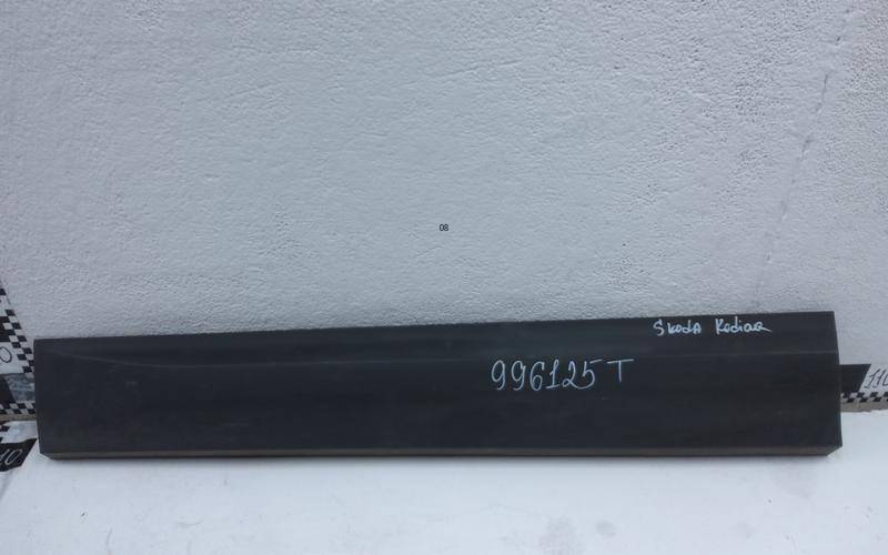 Накладка двери передней левой