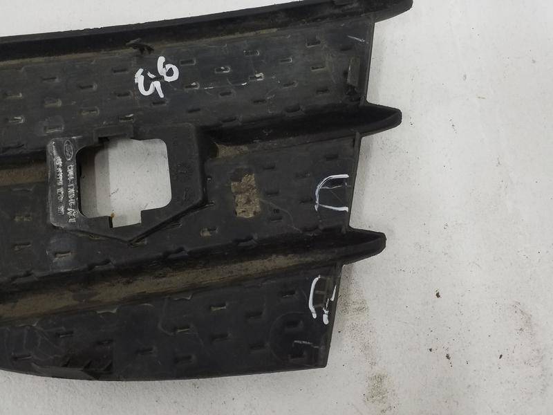 Заглушка бампера правая