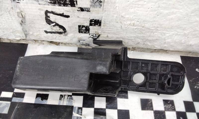 Кронштейн фар левый