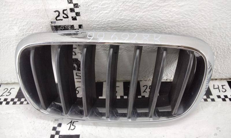 Решетка радиатора левая