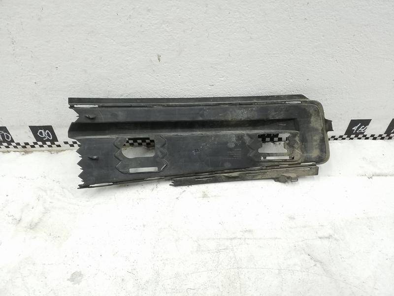 Заглушка бампера правая